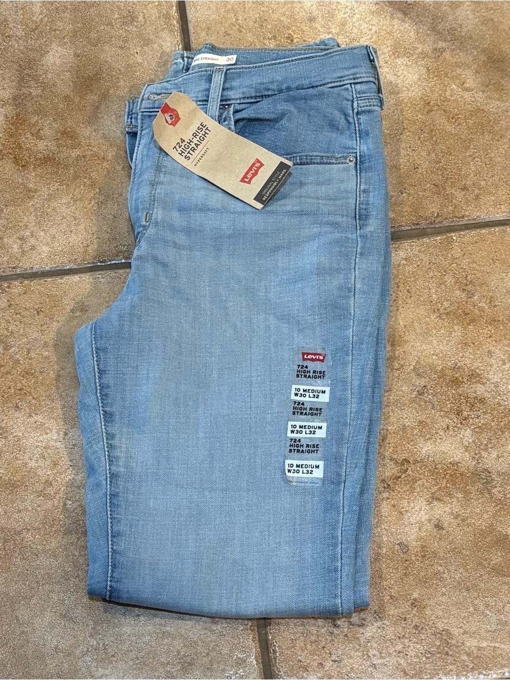 Levi's Women's Pants 724
High-Rise Straight - Medium
Wash Size 10 30/32